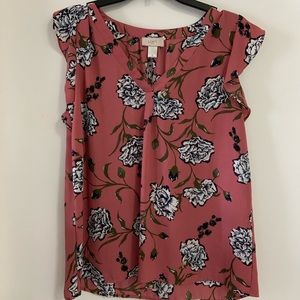 Floral, fluttery sleeve loft top
